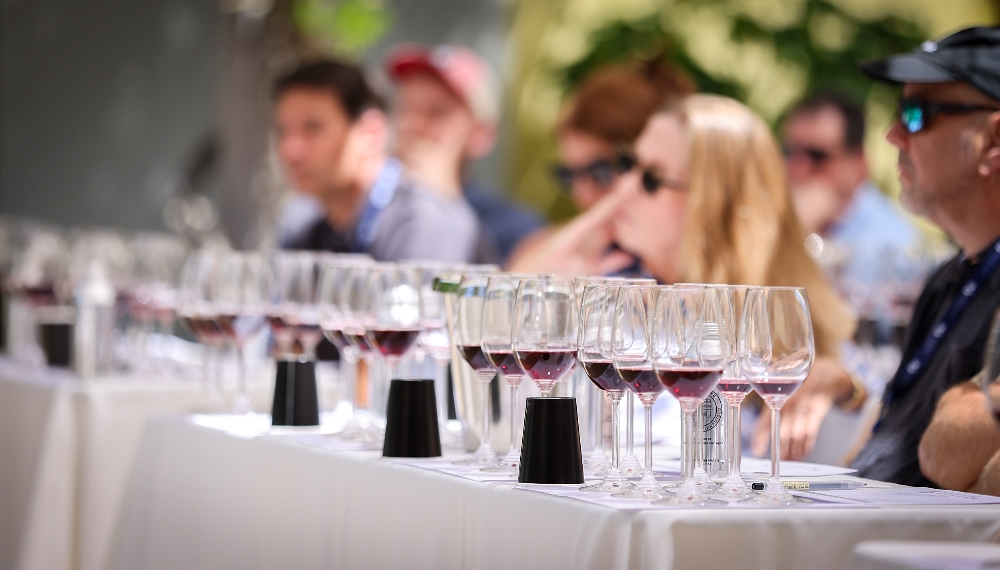 Fantastic experiences, celebrity chefs, gorgeous wineries, amazing food and drink. And it's all happening mid-May at the Healdsburg Wine & Food Experience. Wanna go? Here's everything you need to know to plan. realfoodtraveler.com/healdsburg-win…