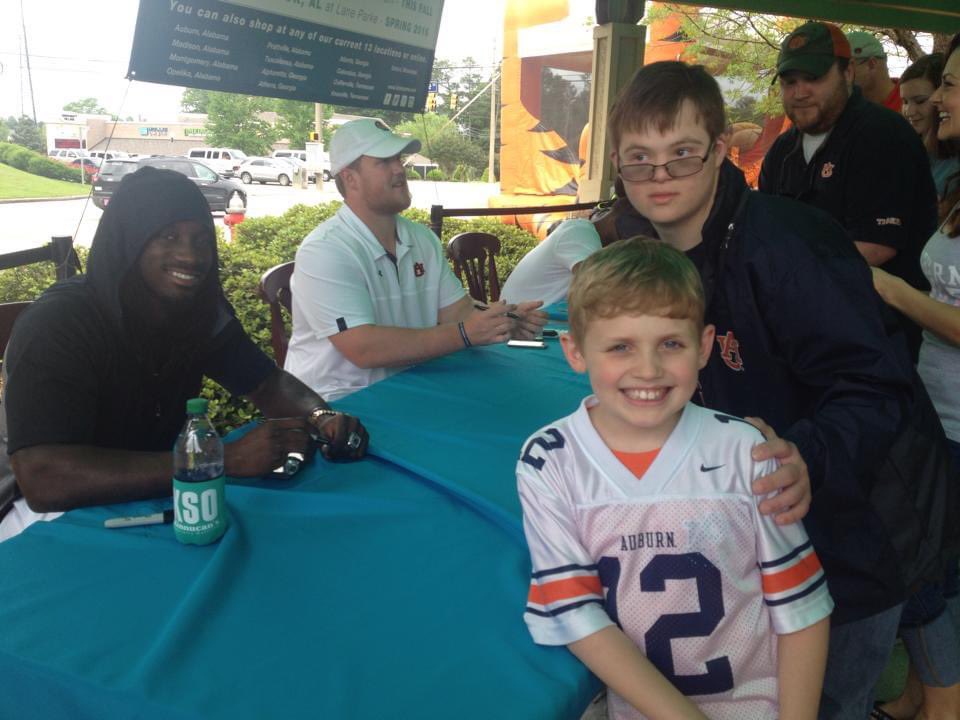 I just found this pic from back in 2015 when my nephew and I met @sammiecoates11 Now my nephew is going to Auburn for college and my girlfriend is about to graduate from Auburn Eagles. War Eagle! 🦅