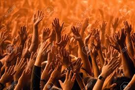 ALE_JAN_DRO_SOY's tweet image. A propósito de lo ocurrido en el Senado con voto a mano alzada aumentándose el sueldo.

Vamos a votar nosotros a mano alzada:
"Levanten la mano los que están cansados de esta casta de políticos parásitos y andan con ganas de salir con antorchas"