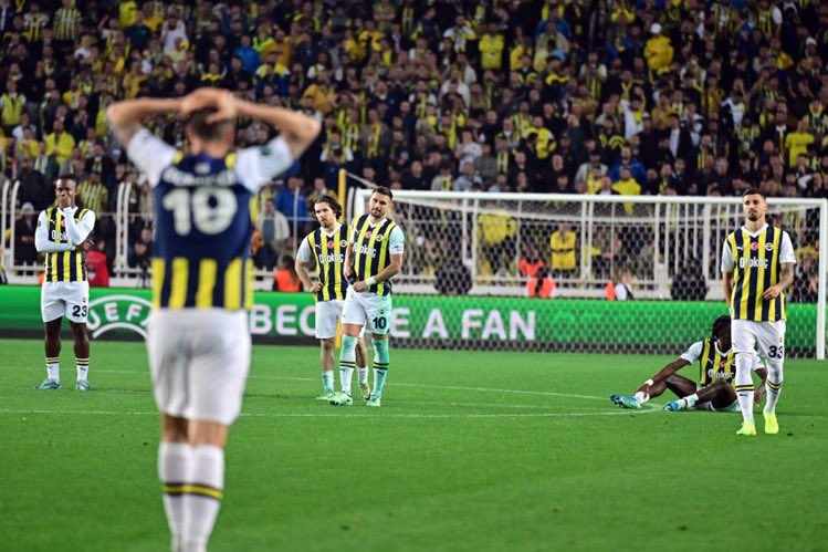 #SONDAKİKA🔥🔥🔥🔥

💥🗣️Yağız Sabuncuoğlu: 'Bir bilgi vereyim, direkt takım içinden bilgi. Fenerbahçe penaltı falan çalışmamış. Yalandan düdükle beraber herkes kafasına göre vurup devam etmiş.'