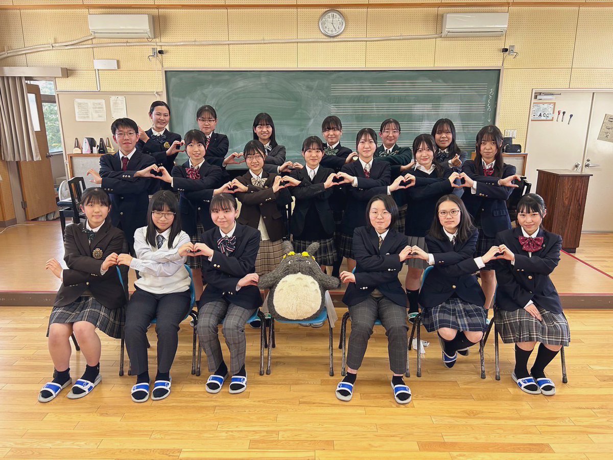 AsakaChorusC's tweet photo. おはようございます！ACCです♪
先日部活動結成式を行い、新たに1年生6人をお迎えしました👏✨
入部してくれた皆さんありがとうございます‼︎😆
これからは3年生6人、2年生7人、1年生6人の計19人で活動していきます！
応援よろしくお願いします!📣
#安積高校合唱部　#合唱　#ACC https://t.co/o8Xu9OHRl1