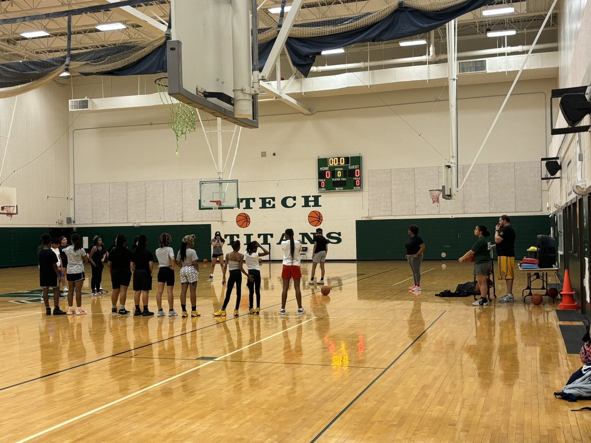 @ATHSgirlsBB @IPSAthletics Coach Fox, Coach Butler and @Kay1aLacombe working with the Lady  Trailblazers - thank you for all you’re doing to develop our IPS young lady hoopers!  @IPSSchools @aths_athletics