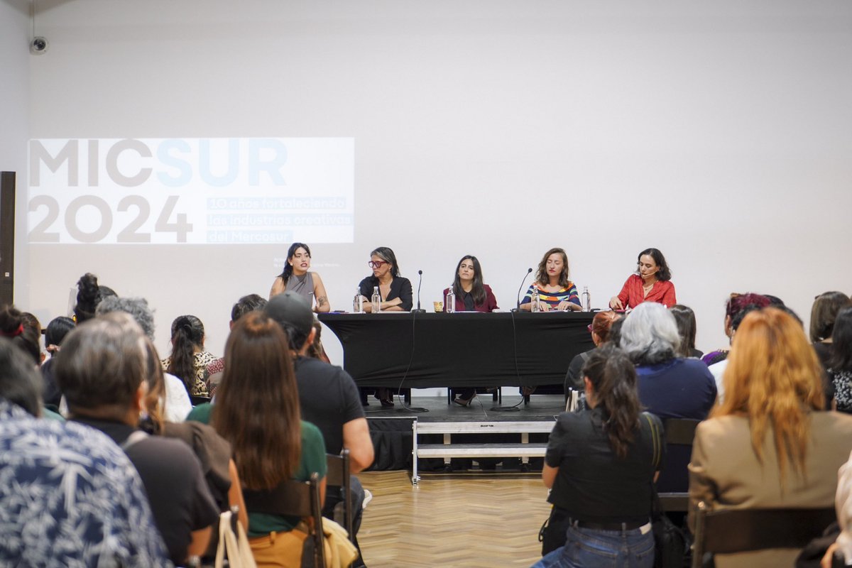 #Micsur2024: Subsec. @clausanhueza y sus pares @VeroPardoLagos (@subturismo); @cgainza (@min_ciencia); @noelasalasharim (@SubseCulturas); y @nikicardoch @voceriagobierno), participaron en panel sobre políticas públicas para fomento de economías creativas en 🇨🇱 y la Región.