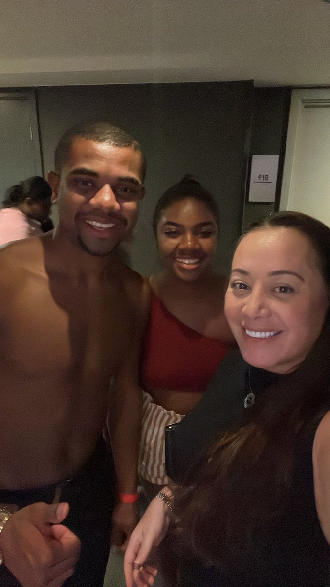 GisdeOliveira's tweet photo. Encontro de milhões!!!
A minha Bahia por eles , que bom te abraçar @raquelbritoofc
Amo conectar e ser conectada por propósitos alinhados com a fé, verdade e o amor incondicional pelo o que somos.
@daviooficialll @raquelbritoofc @ronaldomonteiroadv #bbb24 #mundogis 🤟🏻🤍 https://t.co/bbE22pXGtR