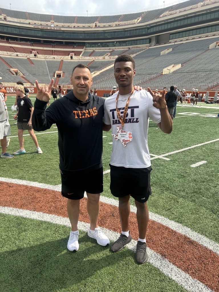 New #HookEm offer JayQuan Snell at Texas practice on Thursday. Snell is one of the state's top players in the 2027 class.
