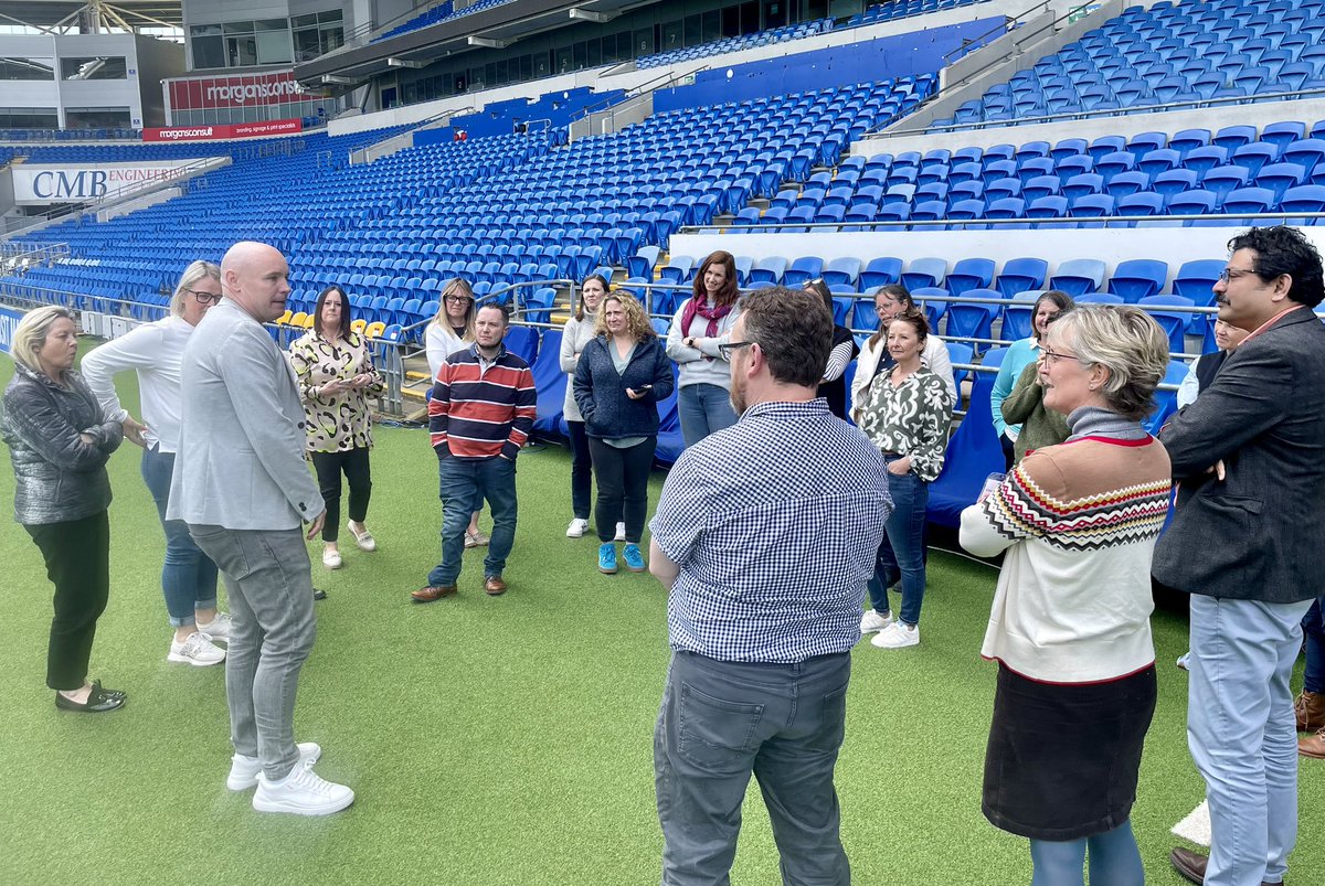 Pitchside discussions between @GavHawkey @CCFC_Foundation & senior clinicians on @HEIW_NHS Advanced Clinical Leadership Programme - focus on opportunities for 3rd sector/NHS joint working. Thanks Steph for sharing your inspirational story with us. 🙏@OlwenOlwen @moya_jenkins