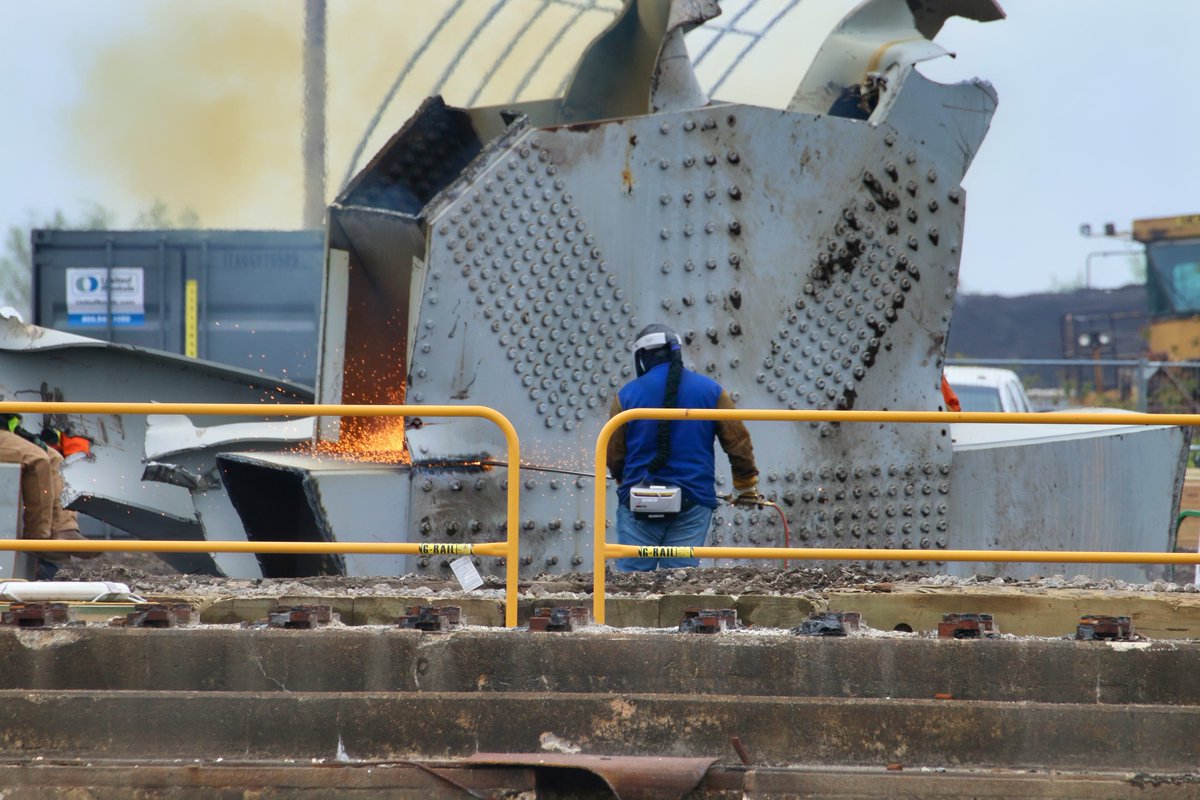 A worker at the Sparrows Point salvage site uses equipment to cut a portion of the bridge pulled from the #PatapscoRiver @wbalradio @USACEBaltimore #Baltimore #KeyBridgecollapse #keybridgenews