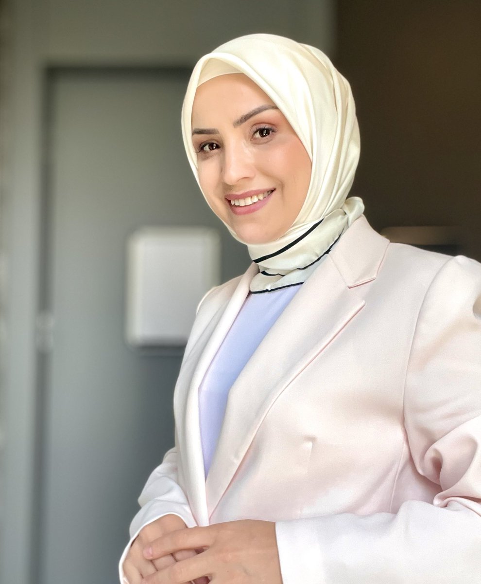 fatmacakir_'s tweet photo. Bana öyle geliyor ki; iş hayatında başarıyı sağlayan en önemli unsur, iş arkadaşlarını, ortamı, kurumu, ekibi sevmek ve sevildiğini hissetmek. 

Evet doğru duydunuz, yalnızca işini sevmek yeterli değil. Sevdiğiniz işinizi severek yapacağınız bir ortama ve ekibe sahip olmak, +++ https://t.co/F4SeZ3bmkN
