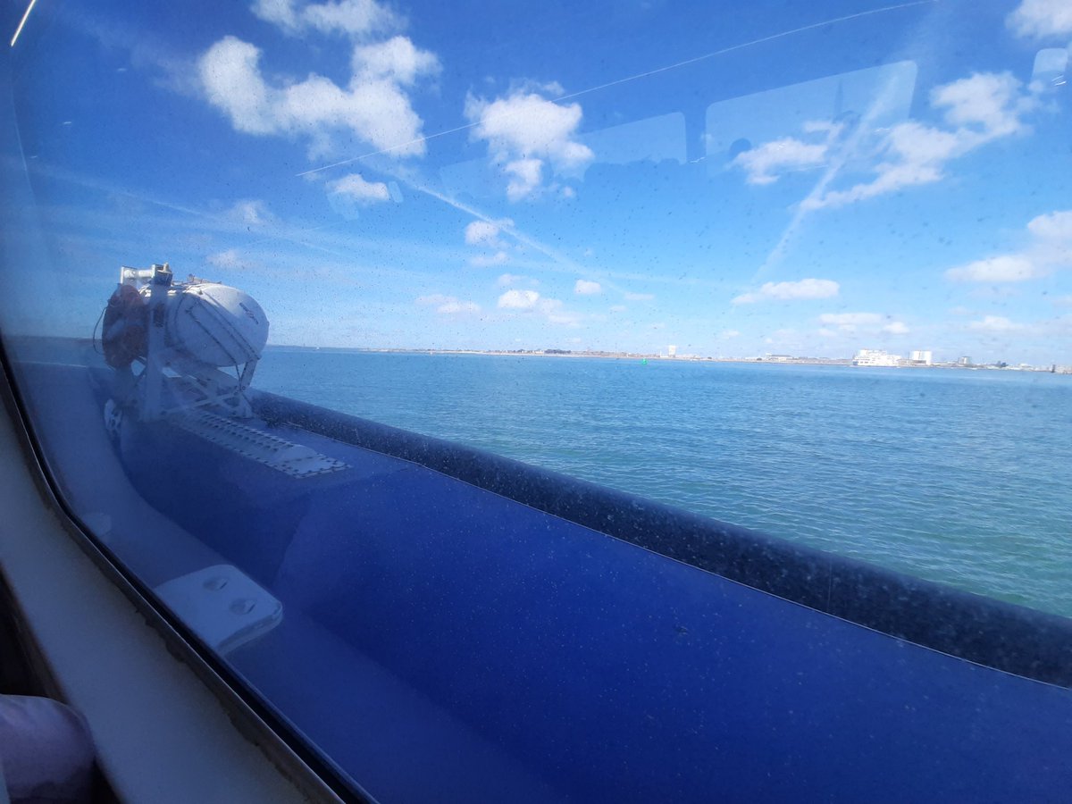 TekstPast's tweet image. Met @HovertravelLtd in 10 minuten van #Portsmouth naar #Wight  @VisitWight. Is de oudste nog bestaande hovercraftservice ter wereld en enige die binnen Europa passagiers vervoert @visitportsmouth