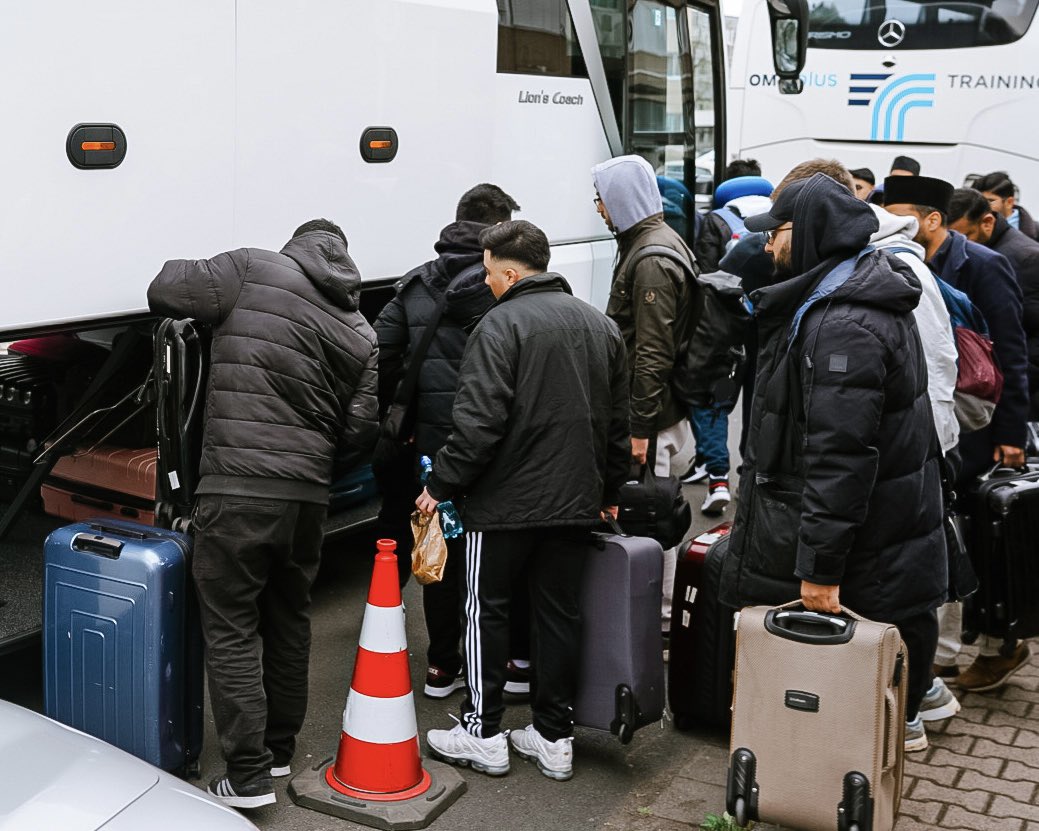 KhuddamDE's tweet photo. Sadr Sahib MKAD verabschiedete uns mit einem herzlichen Du‘aa für eine erfolgreiche Reise zu unserem geliebten Khalifen ABA. Jetzt geht's los mit dem Packen und den ersten organisatorischen Anweisungen! 

#Studentenreise #LiebezumKhilafat #GesegneteReise #KhuddamDE https://t.co/d0CE1xnKKX