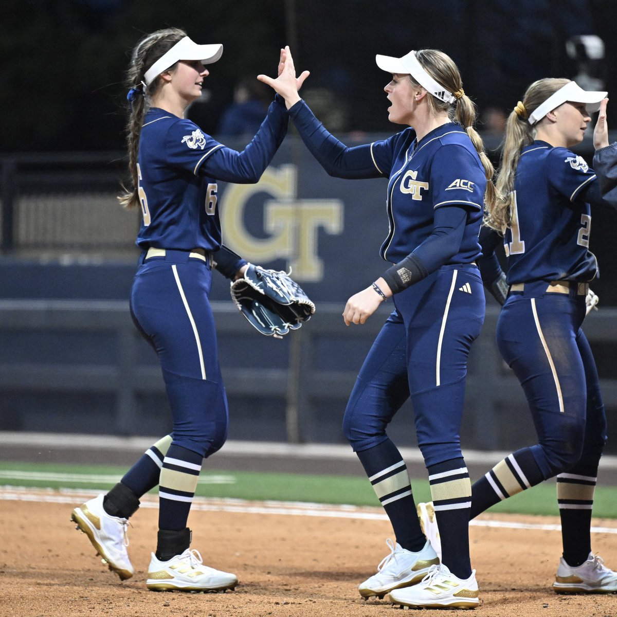 Happy #NationalHighFiveDay 🐝 #StingEm x #BeGold