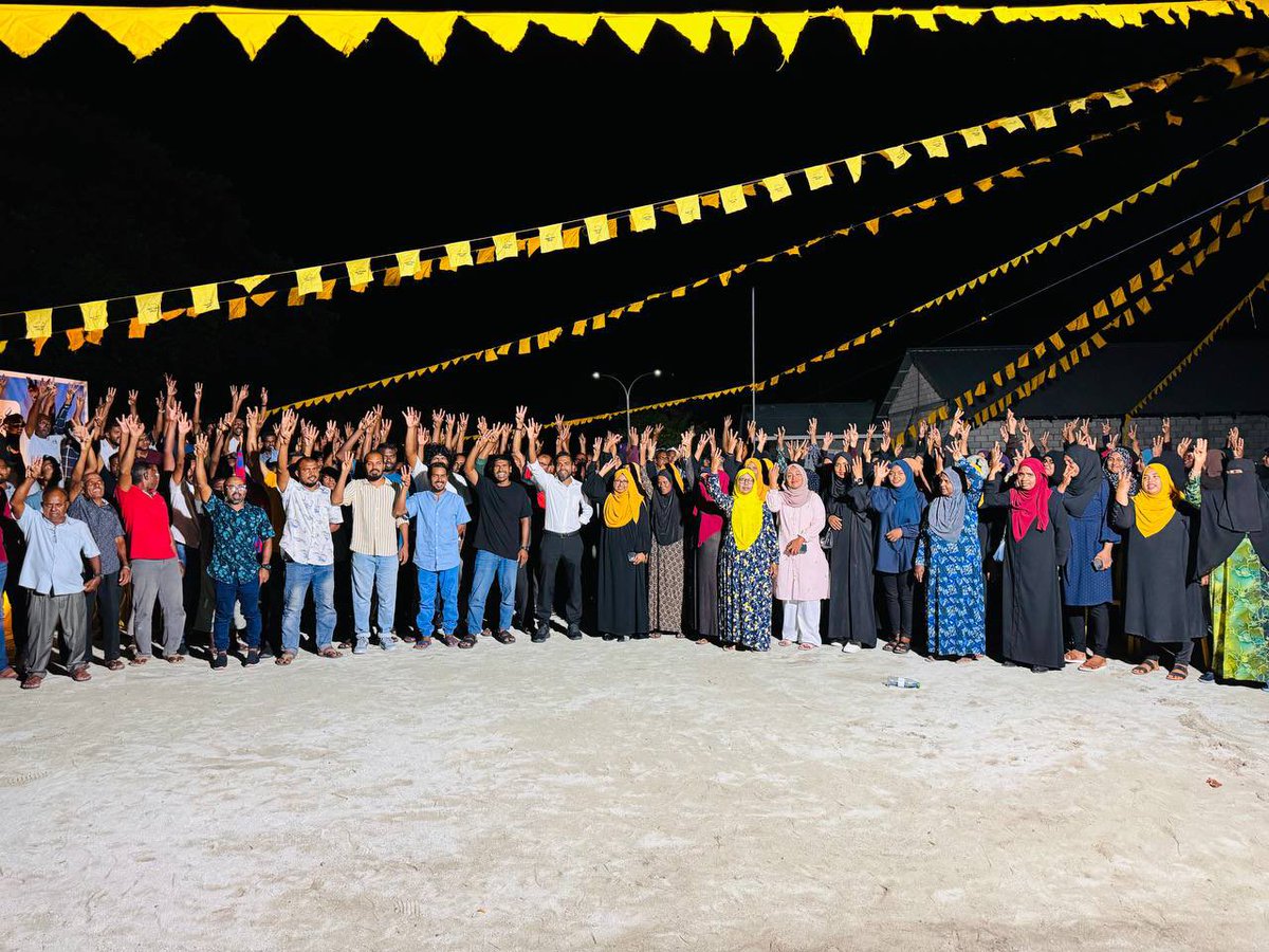 ameen_2024's tweet photo. މީ  ކަނޑިތީމު ދާއިރާއިން @AmeenC01 އަށް ހުރެ ބަހައްޓާފަ ލިބުނު ލޯތްބާއި ތާޢީދެއް ނޫން! ފެށުނިއްސުރެ އެެއްފިކުރެއްގެ މަތީގަ ދެމިހުރެ، ދާއިރާގެ ރައްޔިތުންނާއި އަބަދުވެސް ކޮންމެ ވަގުތެއްގައިވެސް އެންމެ ގާތުން މަސައްކަތް ކުރުމުގެ ނަތީޖާ! 

#Live Goidhoo 

#ameen2024 https://t.co/UiM098vrl2