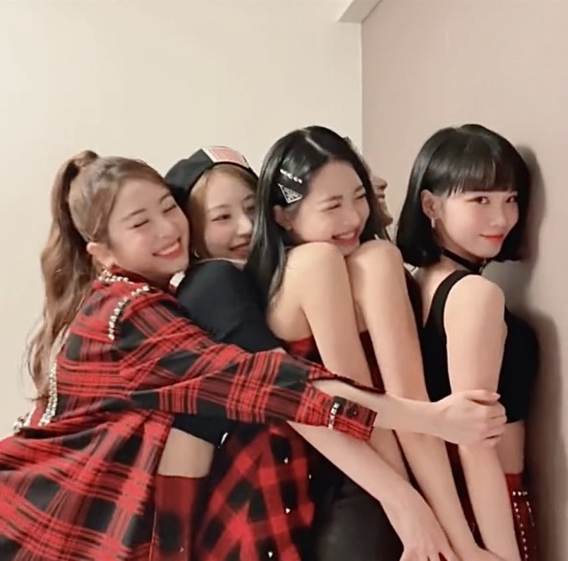 notice that yunjin's hands can reach all of her members all in one hug 😭💕