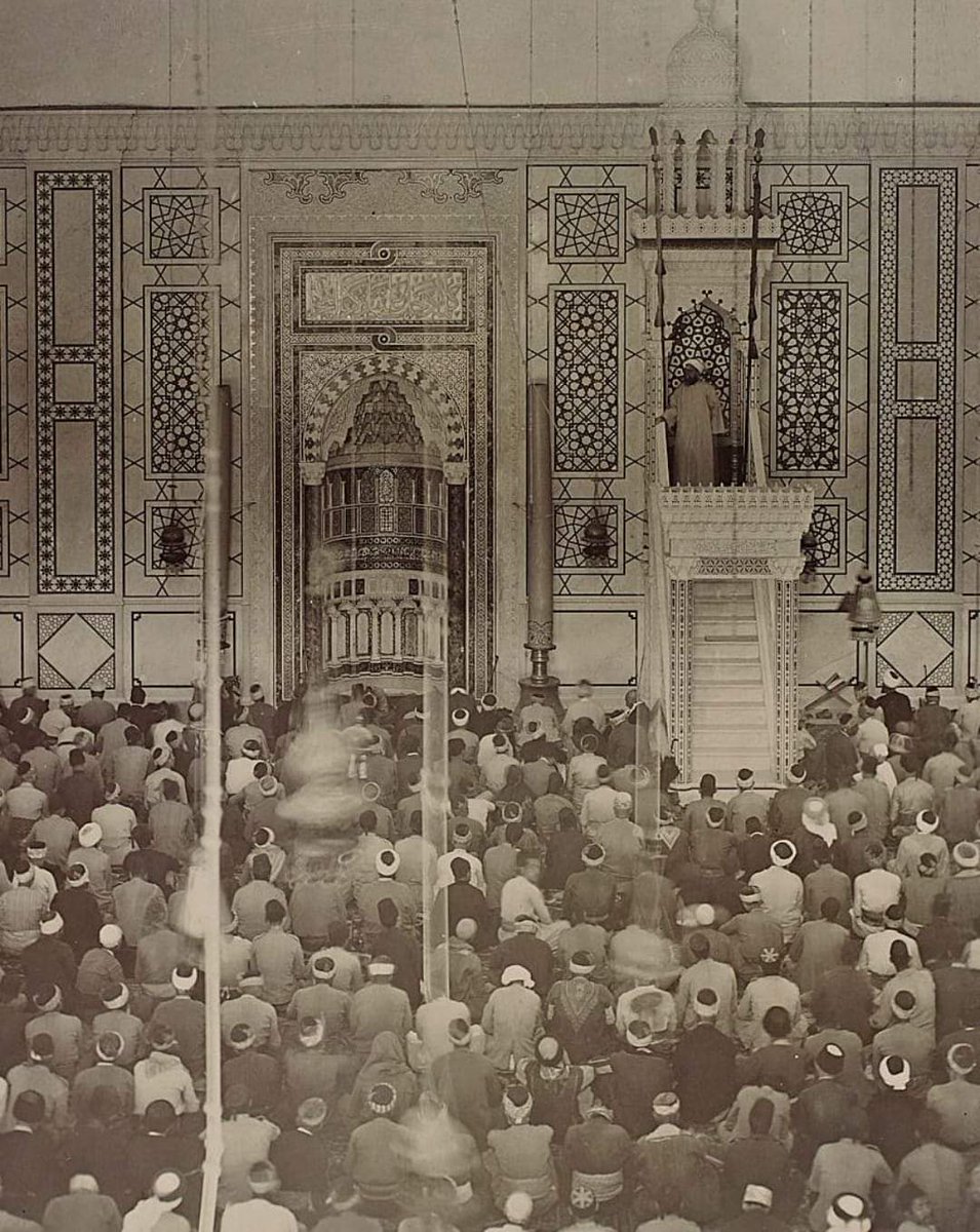 Birzamanlar Osmanlı
1893'de Şam'daki Emevi Cami'nin bir yangına maruz kalması sonrası restorasyon çalışmaların ardından ilk Cuma namazı fotosu, restorasyon çalışmalarının tamamlandığının belgesi olarak Sultan Abdülhamid'e gönderilmişti. 
1902
