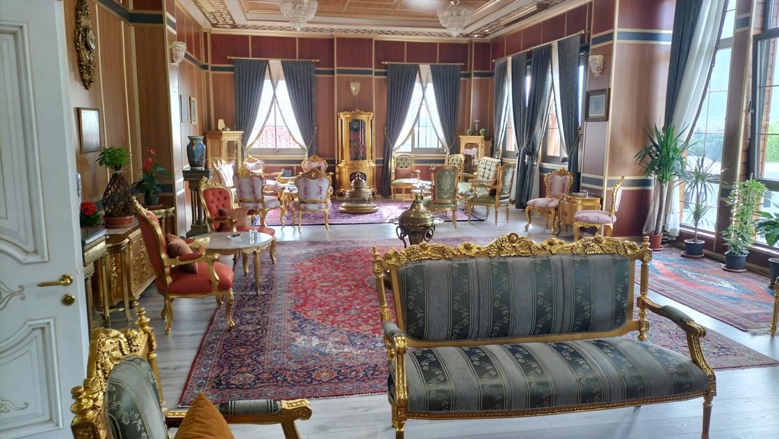 Saraya gibi makam odasız ASLA❗️

AKP Manisa Yunusemre Belediye Başkanı Mehmet Çerçi'nin saray konseptli odası görenleri şaşkına çevirdi.