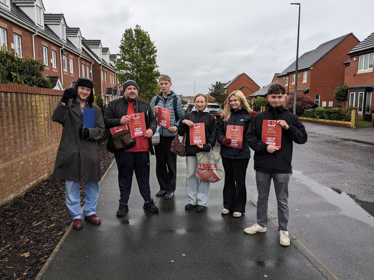 Out in the rain today door knocking for Neill Dunne in Northwood Ward, Knowsley. Some good chats and no Labour Party in sight. For a socialist Councilor, vote @TUSCoalition on May 2nd. 🗳️