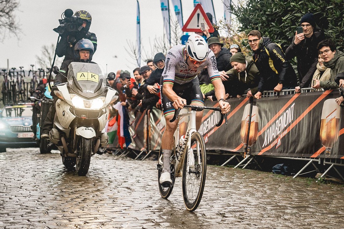 🗼La olimpiada de París tendrá en la Rue Lepic (Montmartre) su punto culmen. Un pavé más asequible que el Flandrien,similar al de Campos Elíseos,pero que agarrará (1km al 6'5%) Yo veo un favorito clarísimo y más teniendo en cuenta que preparará la prueba con mimo: King Mathieu 👑