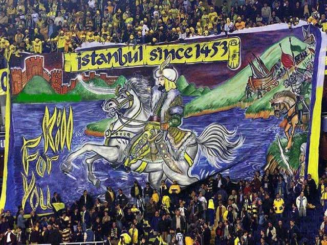 Fenerbahçe - Olympiakos maçı öncesi yıllar önce açılmış efsane pankartı hatırlatalım. 

 #FenerinMaçıVar