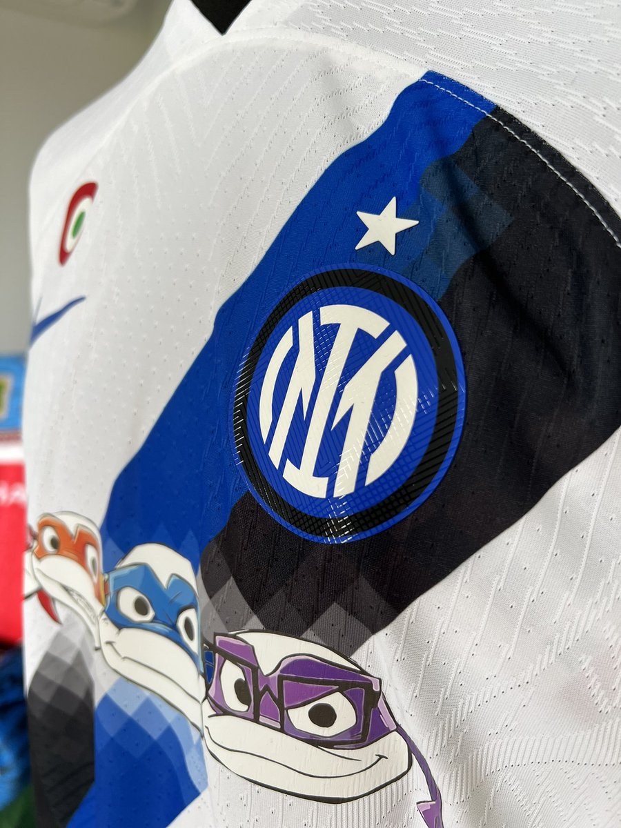 CES_shirts's tweet photo. 🚨NEW PRINT CLAXON🚨

📆 Inter - Away - 23/24 📸

Cowabunga! Been really excited to complete this job for Customer Tony. No nameset or sleeve patches/sponsors, just the Coppa Italia patch &amp; Turtles sponsor.

📧enquiries@cesshirts.com
📲Drop a DM @ CES HQ to book in. https://t.co/mWWKcneaI3