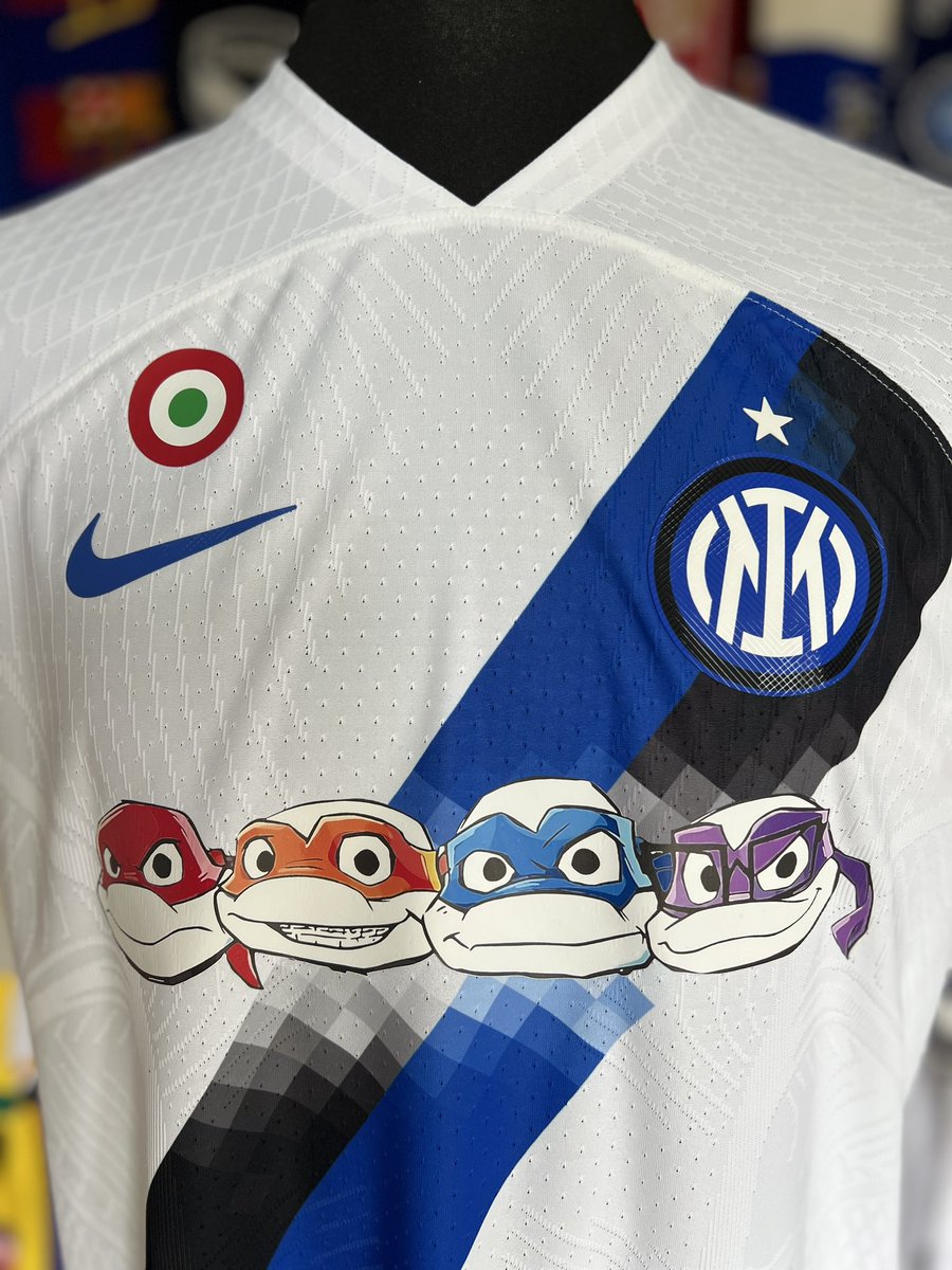 CES_shirts's tweet photo. 🚨NEW PRINT CLAXON🚨

📆 Inter - Away - 23/24 📸

Cowabunga! Been really excited to complete this job for Customer Tony. No nameset or sleeve patches/sponsors, just the Coppa Italia patch &amp; Turtles sponsor.

📧enquiries@cesshirts.com
📲Drop a DM @ CES HQ to book in. https://t.co/mWWKcneaI3