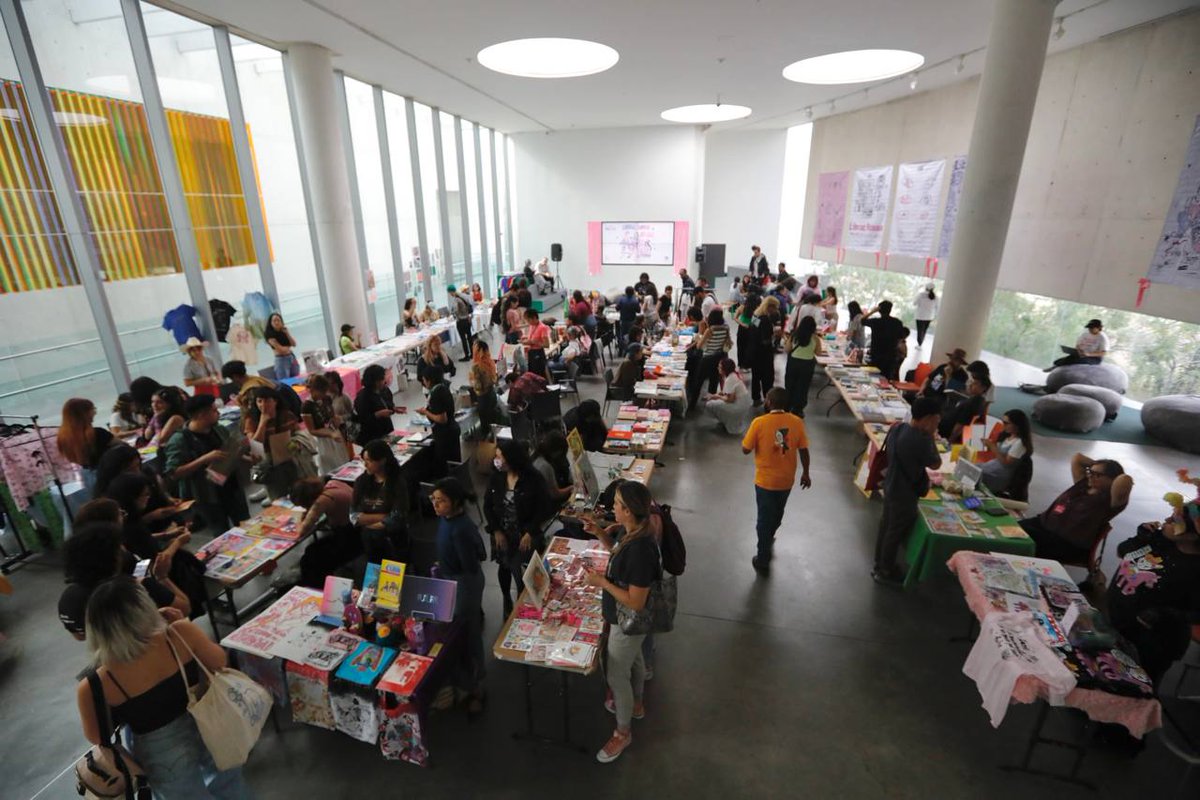 Por seis años, el <a href="/muac_unam/">MUAC</a> será sede de 'LibrAs, Libres y Rosas', la feria de impresos que muestra el trabajo que realizan editorxs independientes con enfoque de género, artístico y autogestivo. bit.ly/49GRFYW