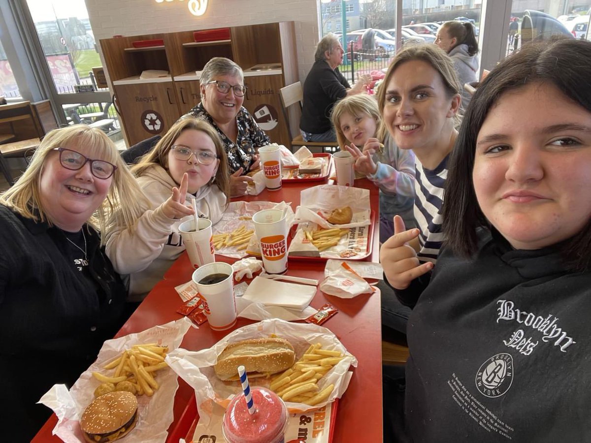 Last month, three of our befriendees and their befrienders met up to take a trip to Innoflate Aberdeen and Burger King together! 🍔🍟 We love to see friendships forming with not only the children but also their volunteers! 💛 @Innoflate1 @BurgerKing