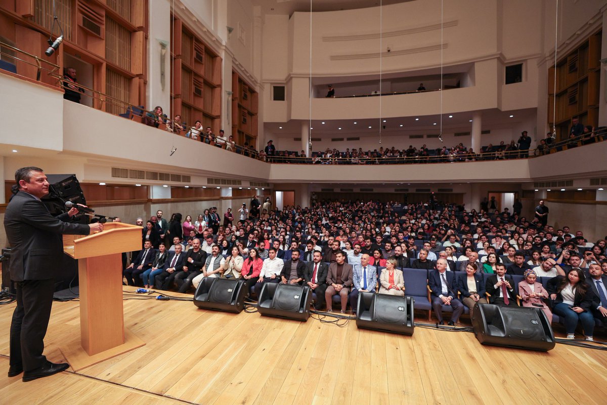 Bilkent Üniversitesi Sosyal Demokrasi Topluluğunca düzenlenen etkinlikte gençlerle bir araya geldik. 'Bir ülkenin gerçek sorunu, o ülkenin gençlerinin dünyanın diğer ülkelerinde hayal kurmasıdır. Biz bu seçimlerde, gençlere bu ülkede hayal kurmaları için bir teklif yaptık.'