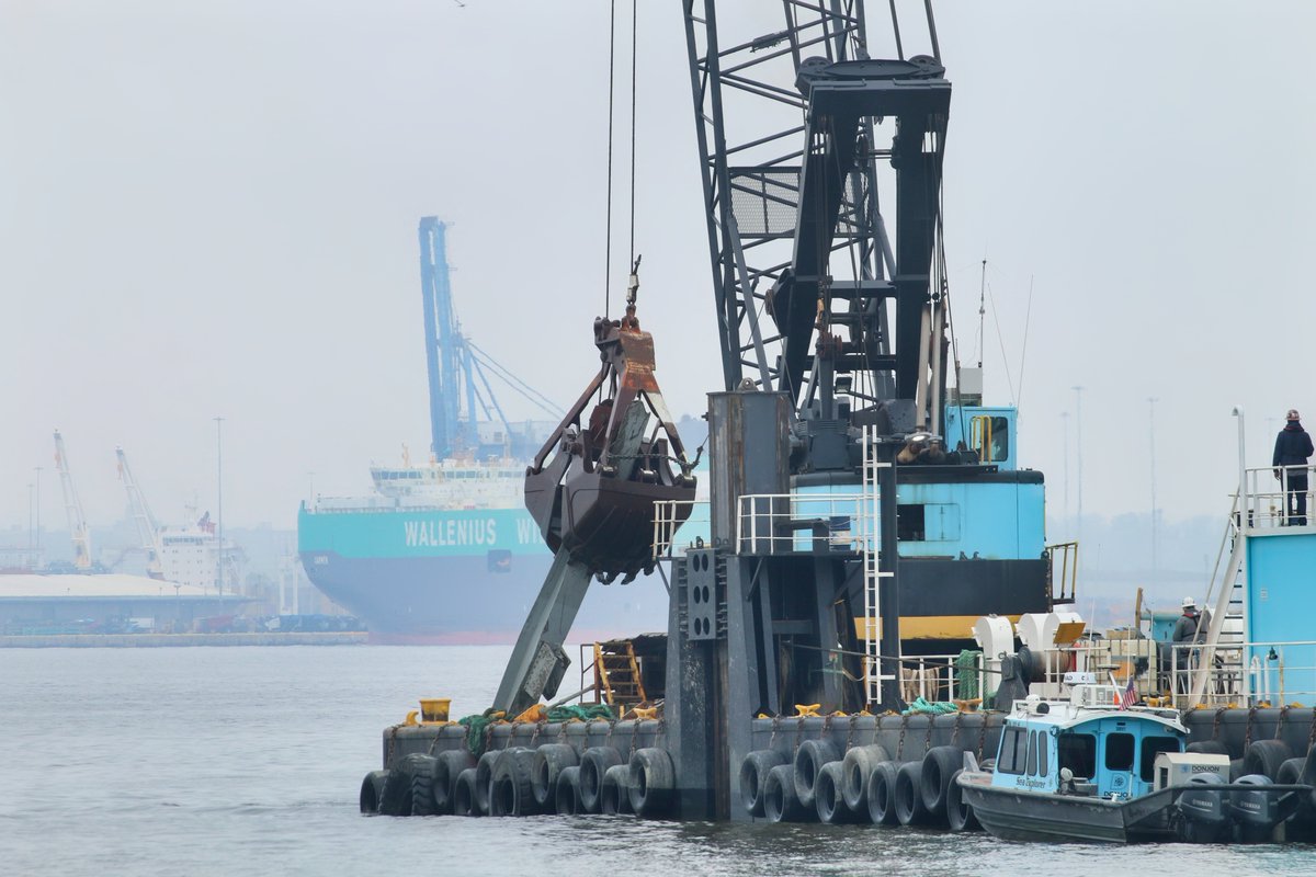 A salvage bucket removes pieces of the wreckage from the #PatapscoRiver during today's salvage and recovery operation.  @wbalradio @USACEBaltimore #Baltimore #KeyBridgecollapse #keybridgenews