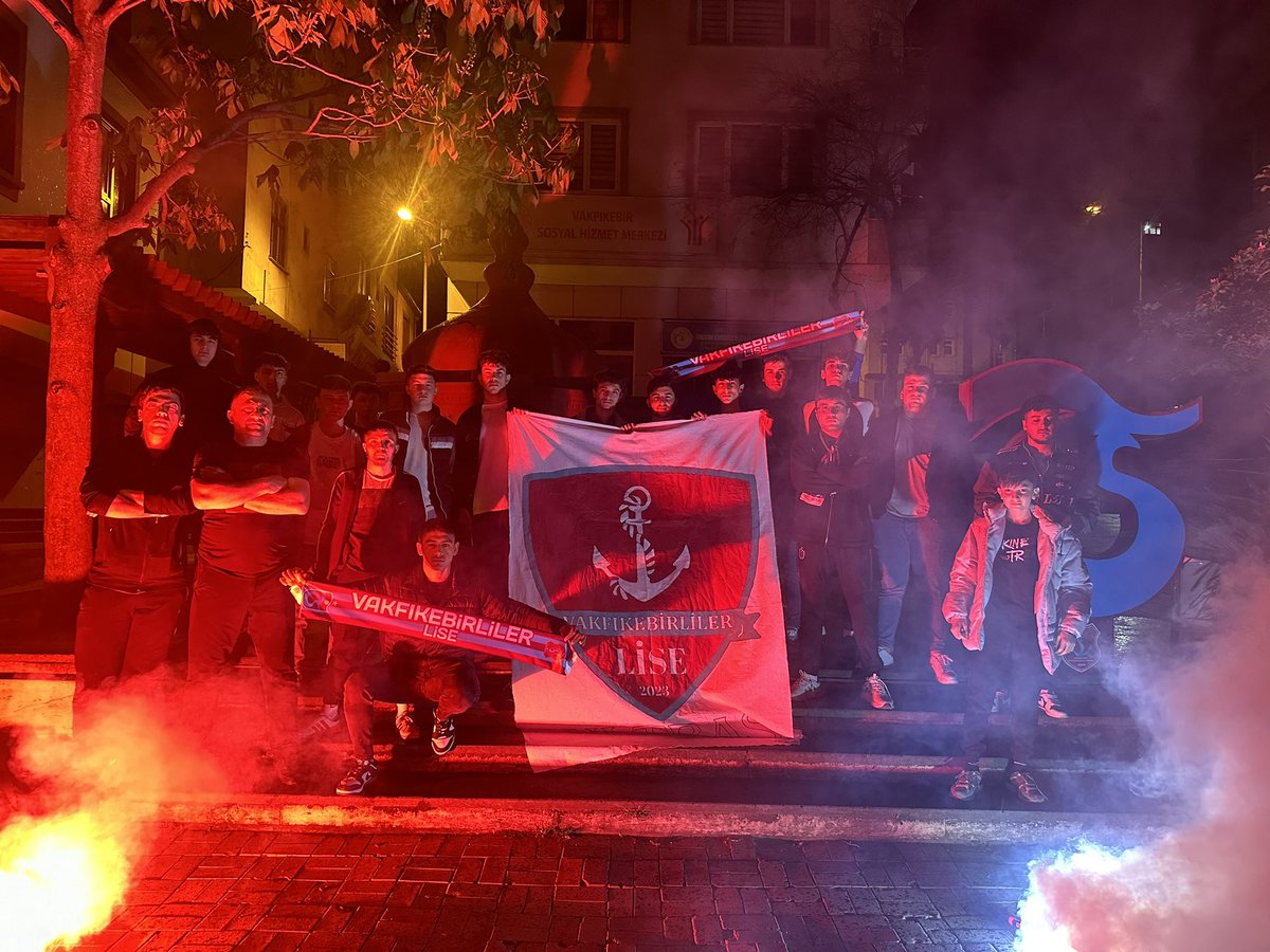 Ne geçmiş tükendi ne yarınlar Hayat yeniler bizleri Geçse de yolumuz bozkırlardan Denizlere çıkar sokaklar..