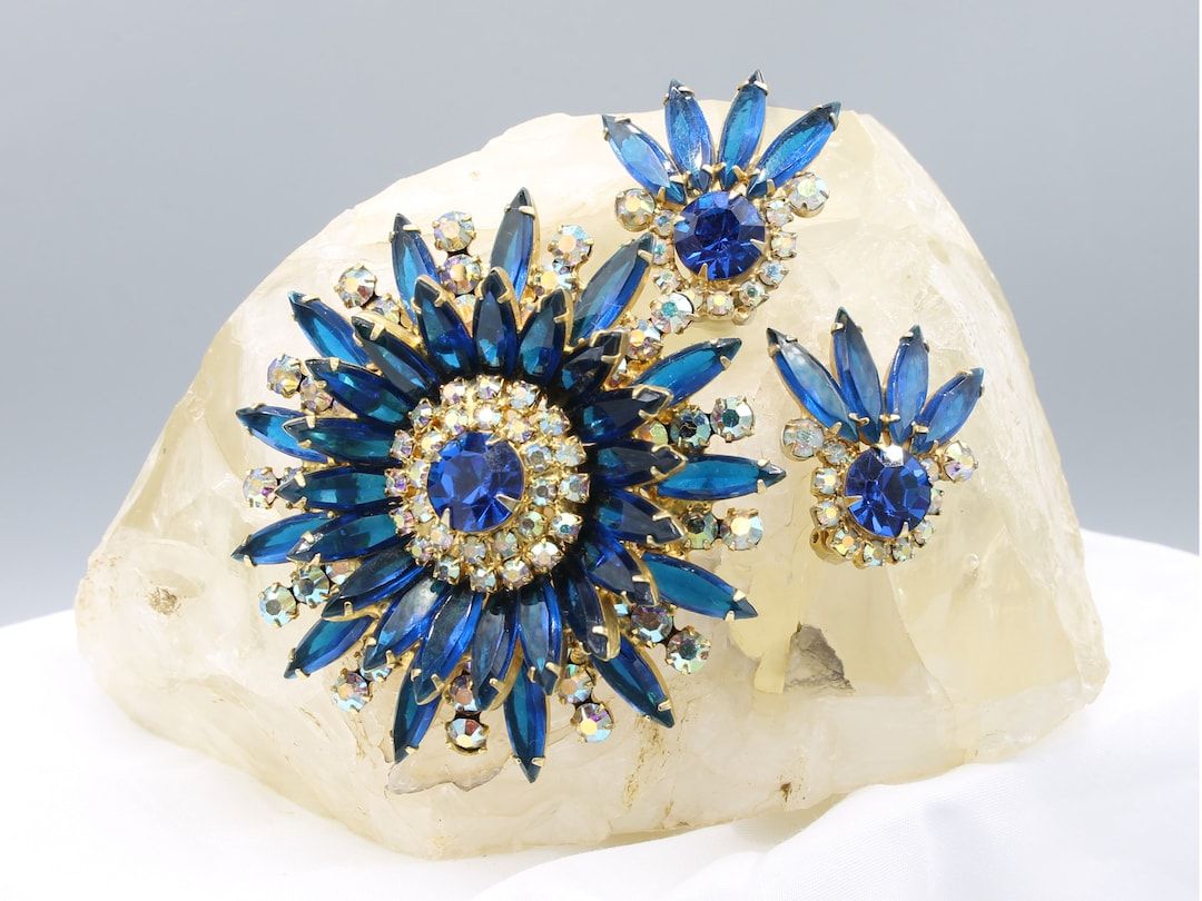 flotsamfrommichigan
Juliana Royal Blue Sunburst Medallion Brooch & Earrings #vintagejewelry #statementjewelry #brooch #earrings #stunning #glamorous #Juliana #DeLizzaElster #wedding #somethingold #somethingblue #FrotsamFromMichigan #etsyvintage buff.ly/3UjhUA9