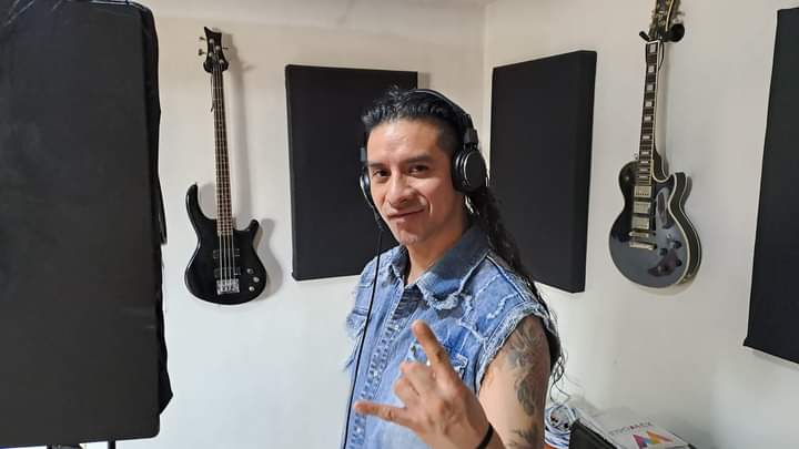 zirckonia's tweet photo. Afinando últimos detalles!!! 🎶 @carlosh_torres Grabando voces para nuestro nuevo sencillo #Imparable 🌪  🤘🏻😎✨ 

#Próximamente 
#Jueves18abril 
#JuevesMusicales 
#Zirckonia 💎
#rock 
#MasterStudio 
@discosdenver https://t.co/9yIzUrtWF6