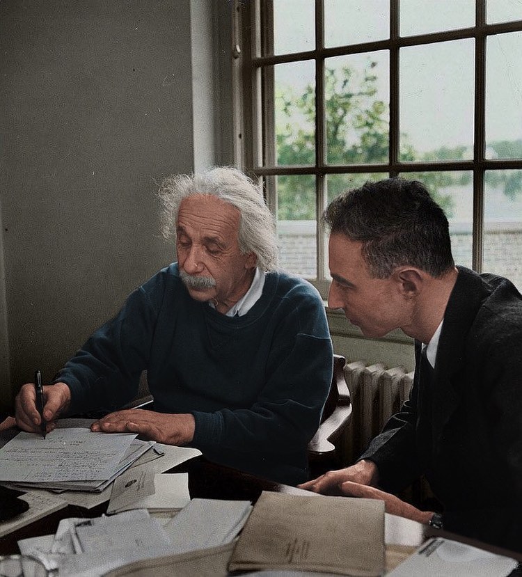 Albert Einstein ve Robert Oppenheimer Princeton İleri Çalışmalar Enstitüsü'nde, 1947.

#AlbertEinstein #RobertOppenheimer #Einstein #Oppenheimer