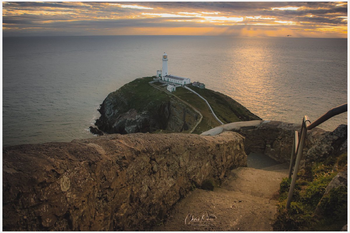 Anglesey sunsets hit differently 🌄📸🏴󠁧󠁢󠁷󠁬󠁳󠁿
Goleudy Ynys Lawd 
South Stack lighthouse 
@visitwales @S4Ctywydd @DPhotographer @Ruth_ITV @AP_Magazine @Telegraph @DailyMirror @NatGeoTravel @WalesOnline #landscapephotography #photography #Anglesey #NorthWales