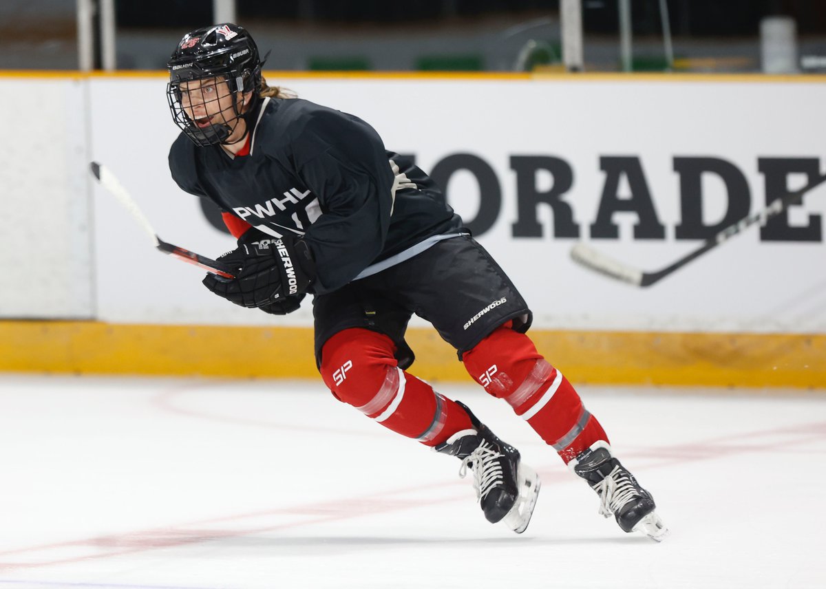 #PWHL Ottawa team photo and practice at TD Place in #Ottawa Thursday. @PWHL_Ottawa @thepwhlofficial @OttawaCitizen #ottsports #hockey