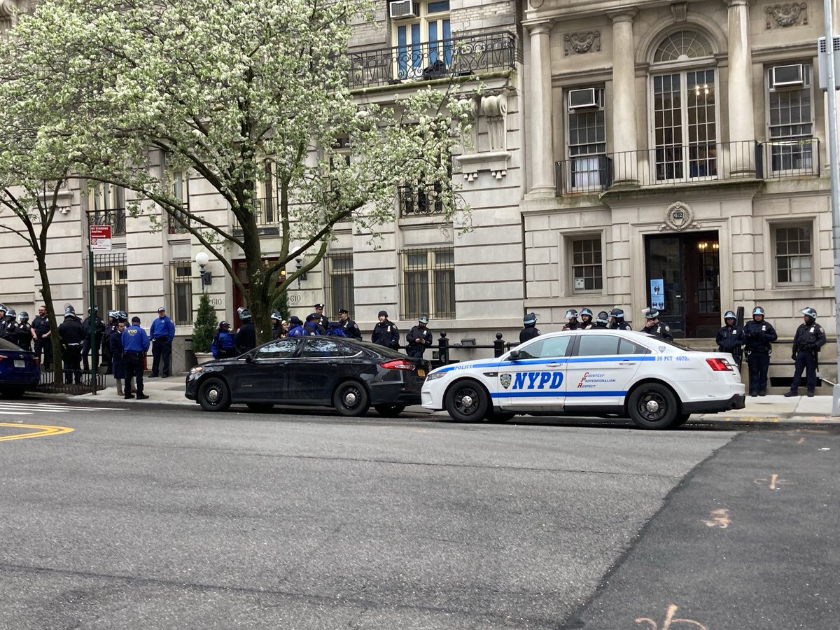 Long row of riot police outside ⁦@Columbia⁩ campus