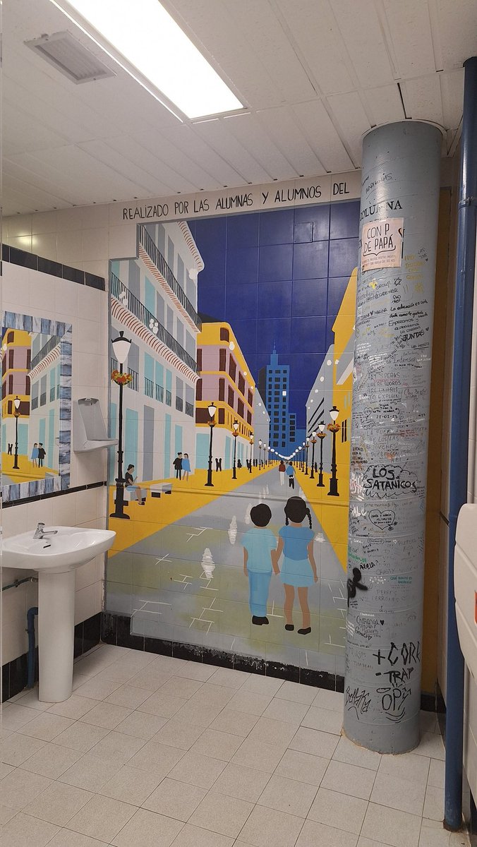 Maria_Serrano3E's tweet photo. A veces no nos paramos a admirar las obras de arte que hay en los baños de nuestra facu 😲. A parte de los azulejos cuadrados, tenemos un dibujo precioso con unas varias figuras planas ;) #didgeometria3E #geometriaplanauma https://t.co/cxqSOn9IBr