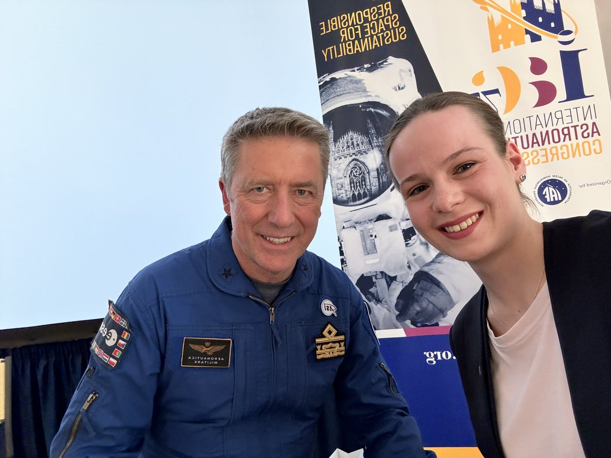 „Mohl byste se na úvod krátce představit?” „Roberto Vittori, pilot italského letectva, astronaut, třikrát ve vesmíru, člen posledního letu Endeavouru. Stačí?” A rozhodně nestačilo, protože toho měl k vyprávění spoustu. Děkuji za natáčení @IicPraga🇮🇹🧑‍🚀 @Radiozurnal1 @iROZHLAScz