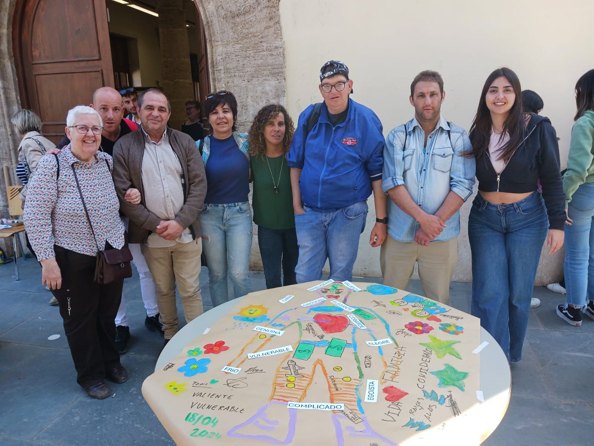 EPLValencia's tweet photo. Hoy una edición más de nuestra actividad de Filoteca en colaboración con la biblioteca pública de Valencia dentro de nuestro curso 2023/24. 80 personas en círculos inclusivos de diálogo, en este caso alrededor de la novela "El hombre invisible". Gracias a tod@s!!!!!!! #biblioteca https://t.co/fsAvMGsiks