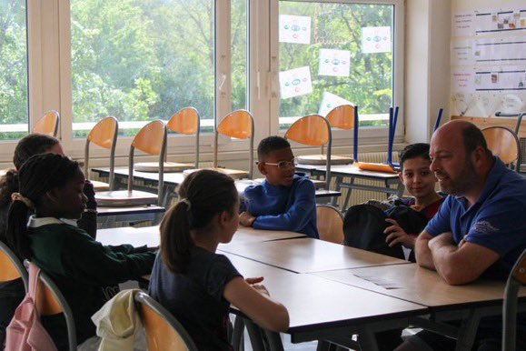#VacancesApprenantes | Visite au collège Jean Vilar à Échirolles (38) dans le cadre des vacances apprenantes de printemps. L'occasion pour ces élèves d'école élémentaire et de collège de consolider leurs apprentissages et de pratiquer des activités sportives et culturelles 📚🏊‍♂️