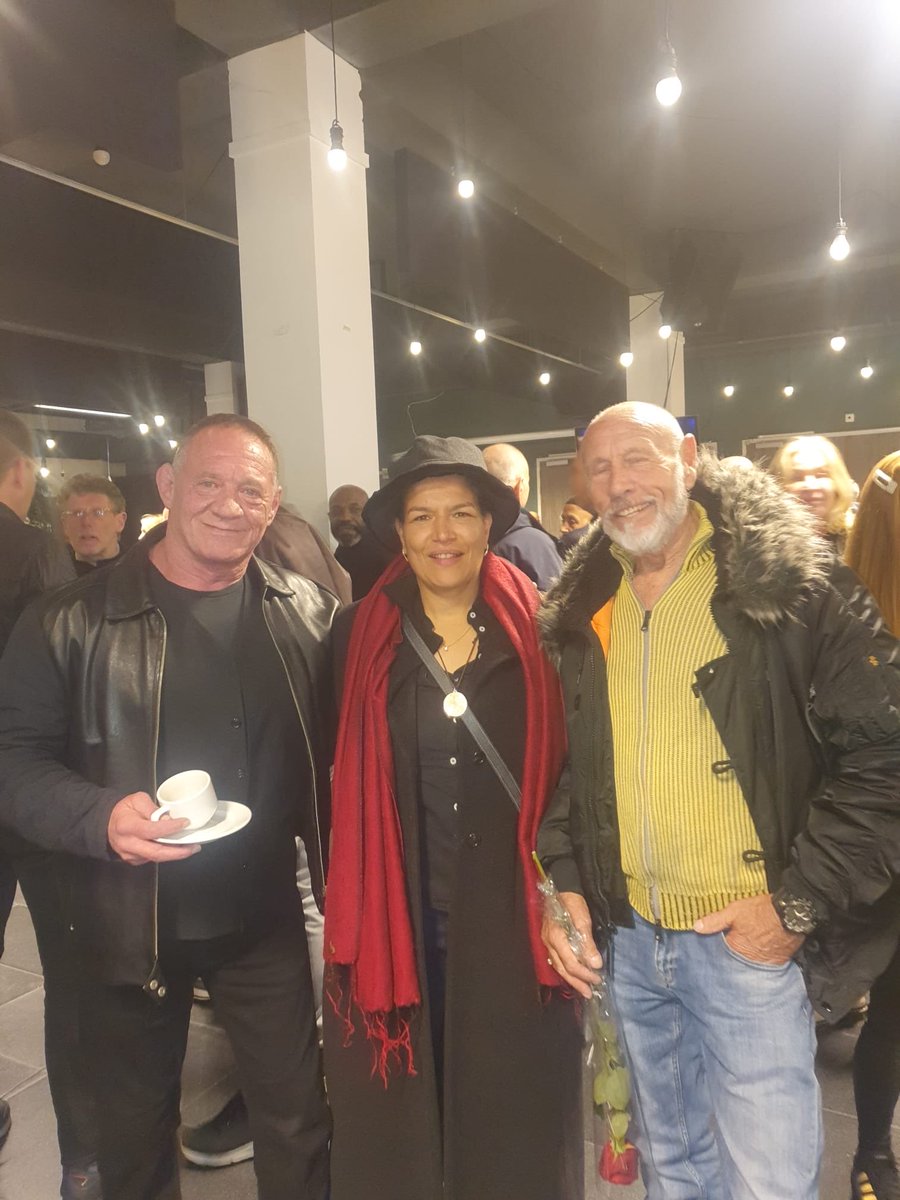 Zojuist even afscheid genomen van Rob Kaman.Tuurlijk veel bekende uit de vechtsportwereld.Hier met Lucia Rijker en Bertje Kops.Respect Osu