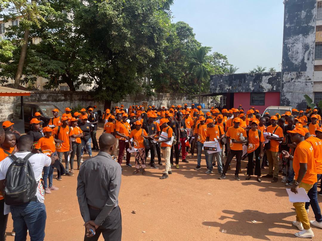 OrangeRca's tweet photo. La Journée Tous #OrangeMoney qui s’est tenue ce jour a été l'occasion pour les employés d’@OrangeRca d'effectuer une descente sur le terrain afin de se rapprocher davantage des clients et de les sensibiliser autour de la  nouvelle grille tarifaire.

#OrangeRCA
#OrangeMoney https://t.co/bo20JsTZr2