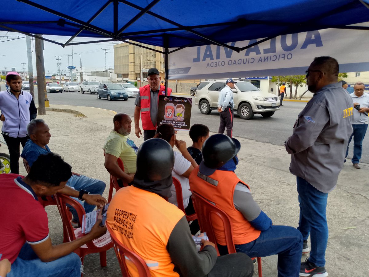 #18Abr | En el municipio Lagunillas funcionarios de @INTT_ Ojeda se encuentran activos en aula vial, concientizando a los motorizados sobre el uso de implementos de seguridad y el respeto a las normas de tránsito. #BloqueoCero