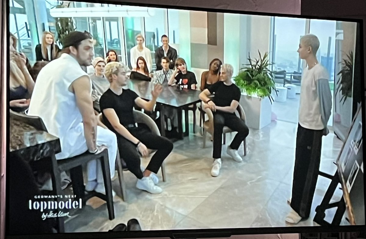 die klasse 6a hört ganz gespannt der präsentation zu #gntm