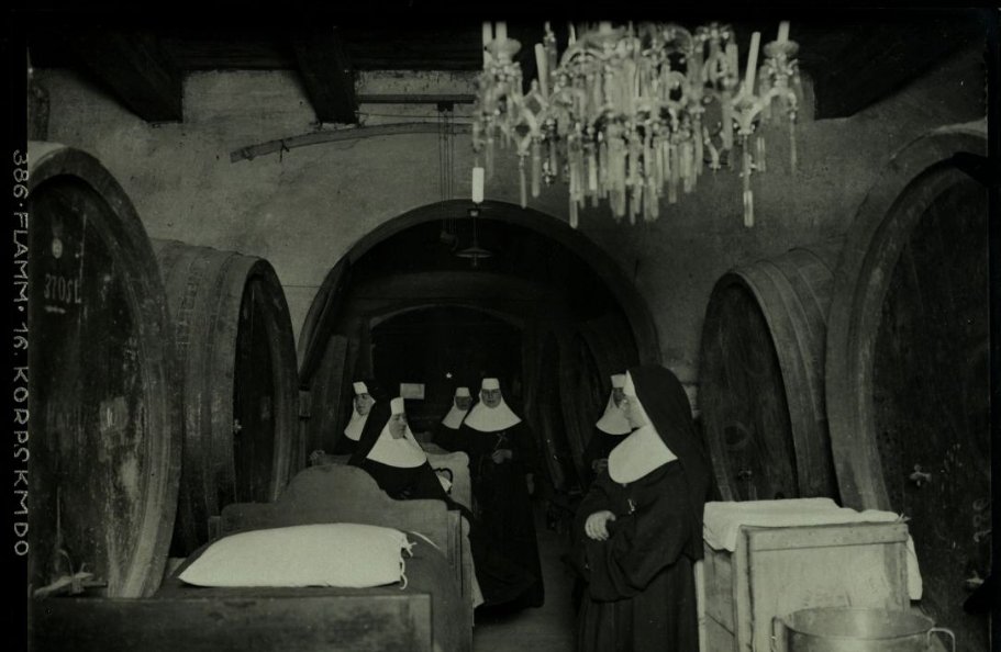 Displaced nuns awaiting permanent accommodation, housed in precarious environments. It seems that many of them then renounced their religious vows and opened taverns at the end of the war! 😉😇 #ww1joke #ww1italianfront