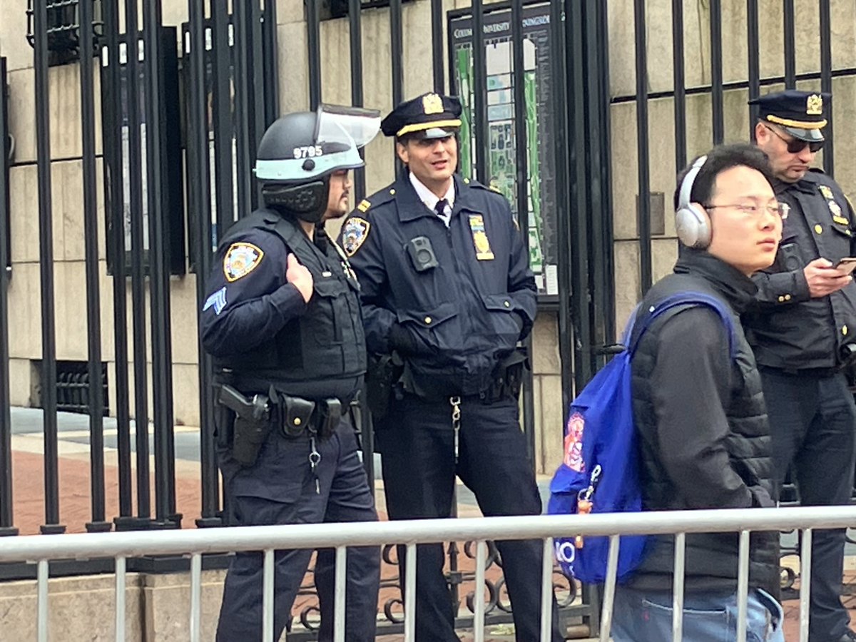 What is #Columbia afraid of? I was just there, and the NY police told even some reporters with press credentials that the campus is a 'frozen zone' -- prohibiting entry. Meanwhile, on the other side of these gates, Columbia had started arresting peaceful protesters. @Mondoweiss