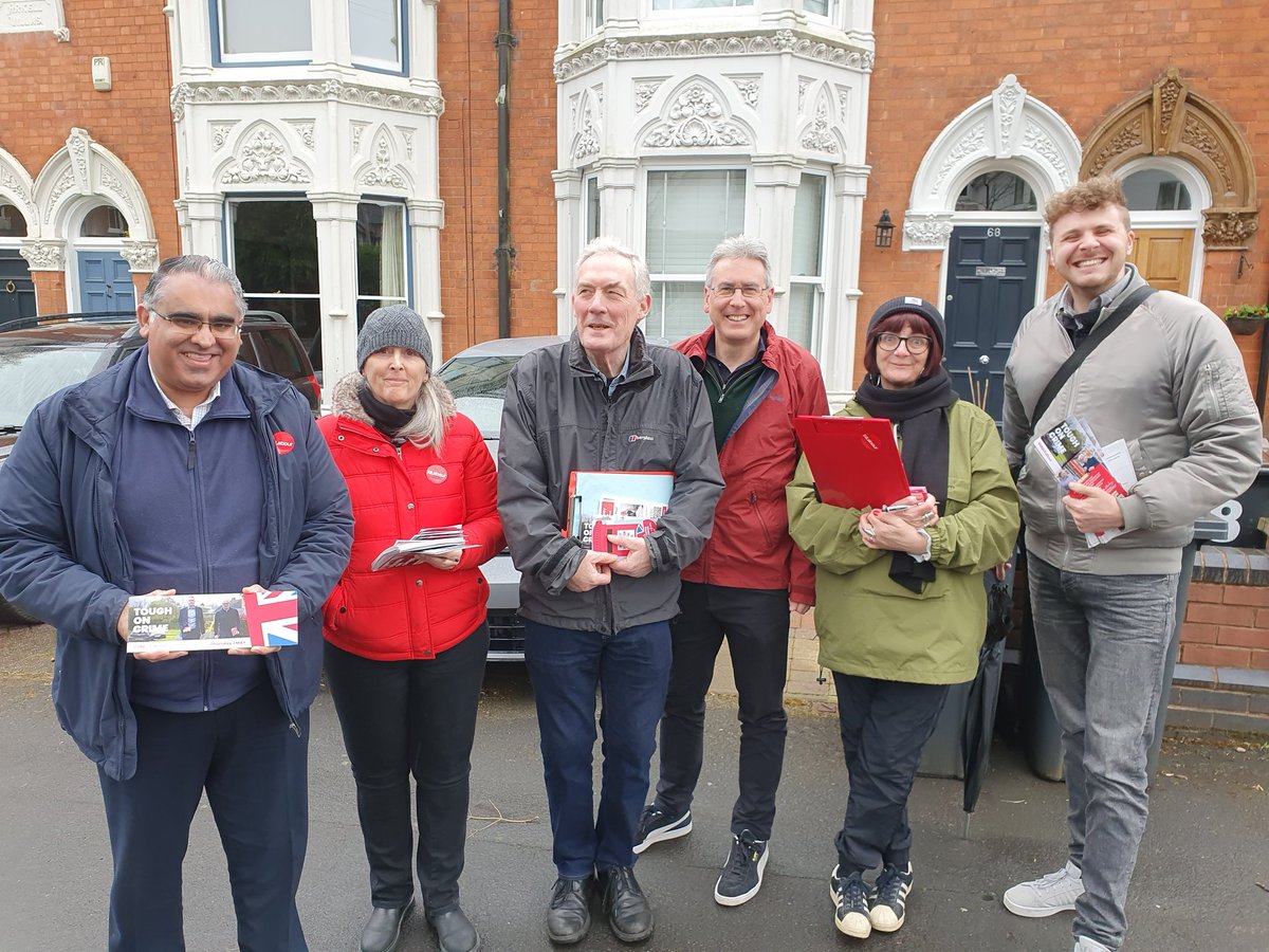 Another night talking to residents with lots of support for @RichParkerLab and @SimonFosterPCC on the #labourdoorstep. Great to be joined by Simon Foster and @TahirAliMP 🌹 #VoteLabour