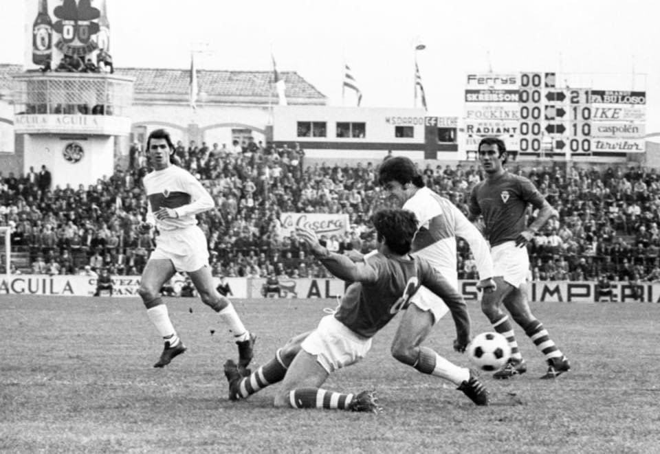 Alfonseda es frenado por Herrero en presencia del franjiverde Hiller y el murcianista Vera-Palmés. Estadio Altabix #ElcheCF Vs #RealMurcia (1-0) 28.04.1974 ©️ Foto Arjones \ Información