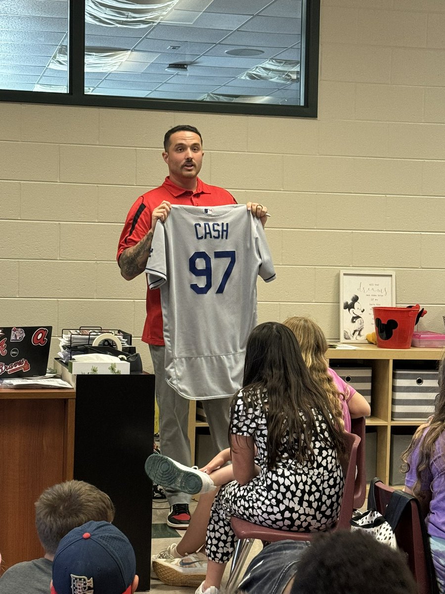 djbuff1's tweet photo. Our 4th grade SEARCH students learned about working hard, having a great attitude, and adjusting to life’s “ups and downs” from #RalstonCash former MLB pitcher @CMCSIWarriors! 
@lcbowers3 https://t.co/LjEPfeh410