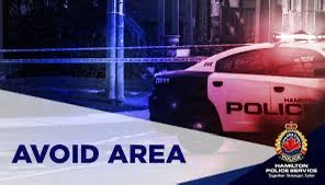 Hamilton Police are at a residence in the area of Melvin Avenue and Tolton Avenue in #HamOnt. 

Members are working through a barricaded individual contained situation. 

There is no risk to the public.

We ask everyone to avoid the area as police work to bring this to a peaceful…