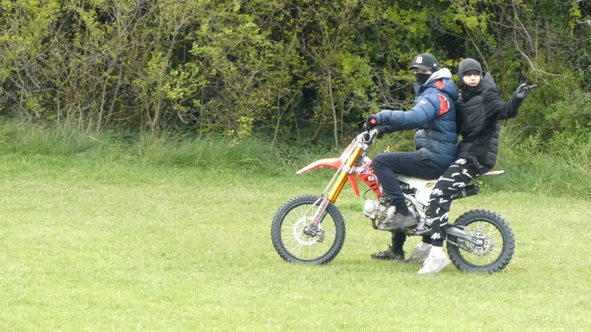 BarnfieldBikes's tweet photo. These two males were at Barnfield yesterday too, committing antisocial behaviour. Recognise? Report to @KentPoliceMed #beatteam #antisocial #ASB #Barnfield #MedwayTaskForce @cllrtrisosborne @medway_council @MedwayCSP https://t.co/JvwaISdL4L